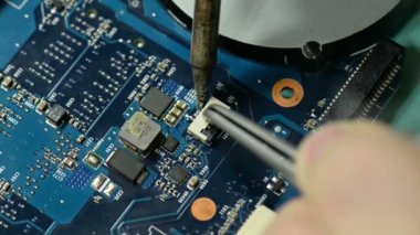 Onarmak bilgisayar devre kartı: dizüstü bağlayıcısına lehimleme.