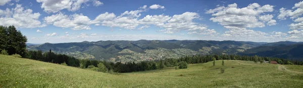 카르파티아 산맥의 자연경관 정상에서 미쿨리히진 마을까지 스비얀카 파노라마 — 스톡 사진
