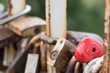 Gerçek aşk asla paslanmaz. Köprüdeki demir kilitler.