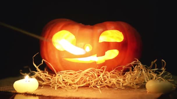 Kéz Kezdődik Fények Gyertyák Faragott Jack Latern Halloween Sütőtök Fehér — Stock videók