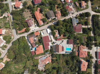 Bir küçük köyde evlerin üstten görünüm