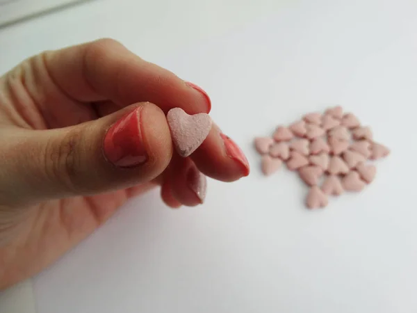 ピンクのハート形の錠剤 — ストック写真