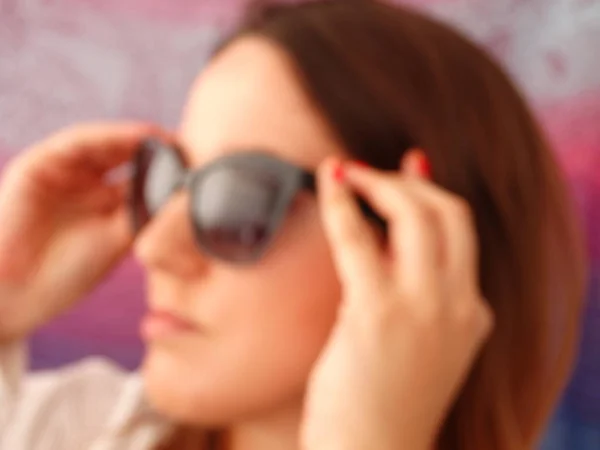Moda Güneş Gözlüğü Ile Bulanık Kadın Modeli — Stok fotoğraf