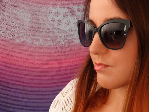 Moda Güneş Gözlüklü Kadın Modeli — Stok fotoğraf