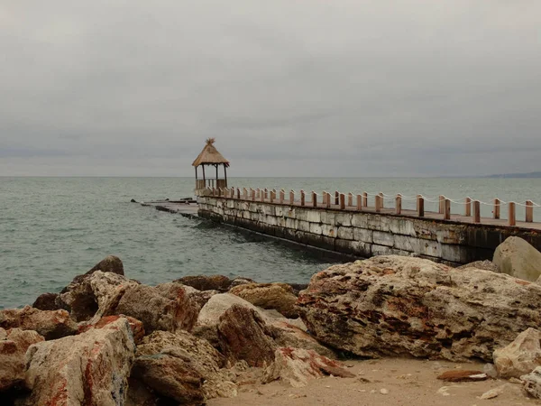 Jetty Madera Mar Con Una Pequeña Casa — Foto de Stock