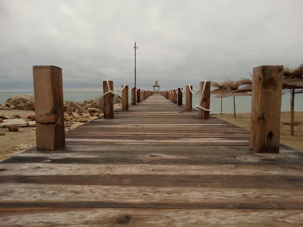 Jetty Madera Mar Con Una Pequeña Casa — Foto de Stock