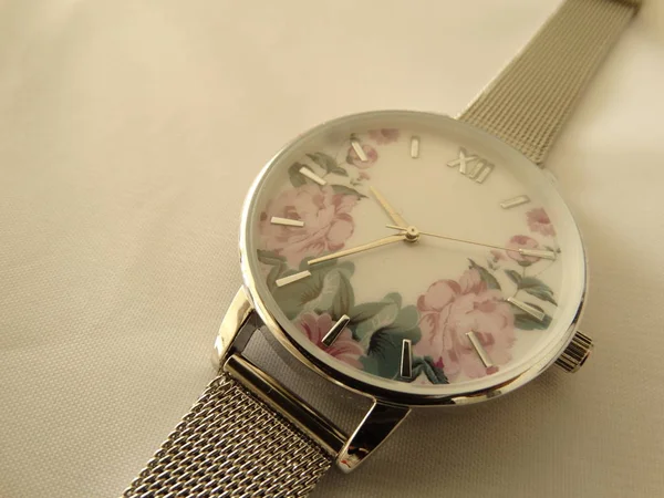 Zegarek Kobiece Moda Kwiatami — Zdjęcie stockowe