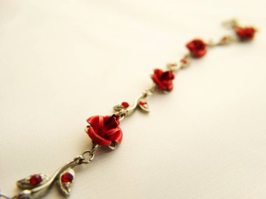 Kırmızı güllü Bileklik