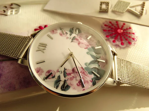 Reloj Femenino Moda Con Flores —  Fotos de Stock