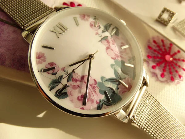 Reloj Femenino Moda Con Flores —  Fotos de Stock