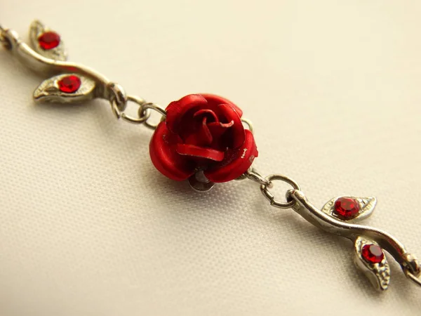 Pulseira Com Rosas Vermelhas — Fotografia de Stock