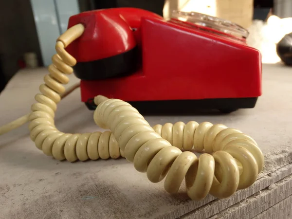 Oude Rode Telefoon Met Een Aantal Wijzerplaat — Stockfoto