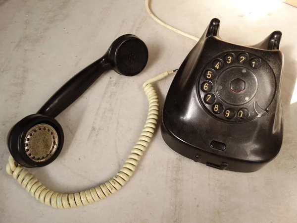 Oude Zwarte Telefoon Met Een Aantal Wijzerplaat — Stockfoto