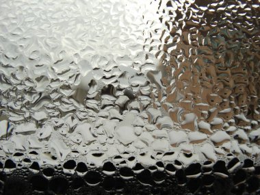 Pencereye yağmur damlaları düşer