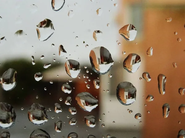 Naranja Casa Detrás Gotas Agua — Foto de Stock