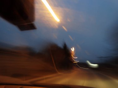 Sokak gece ışıkları bulanık