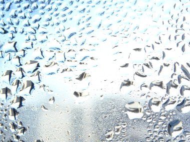 Pencereye yağmur damlaları düşer