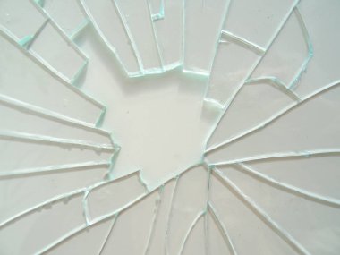 Kırık cam parçaları üzerinde beyaz bir arka plan