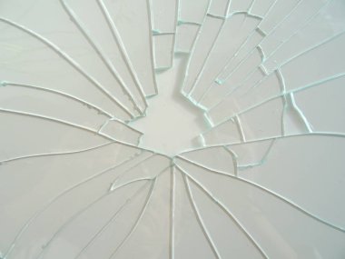 Kırık cam parçaları üzerinde beyaz bir arka plan