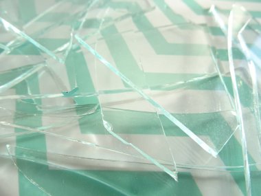 Kırılmış cam üzerinde Retro yeşil ve beyaz zikzak arka plan