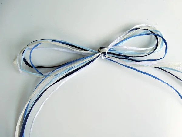 孤立的蓝色礼品弓 — 图库照片