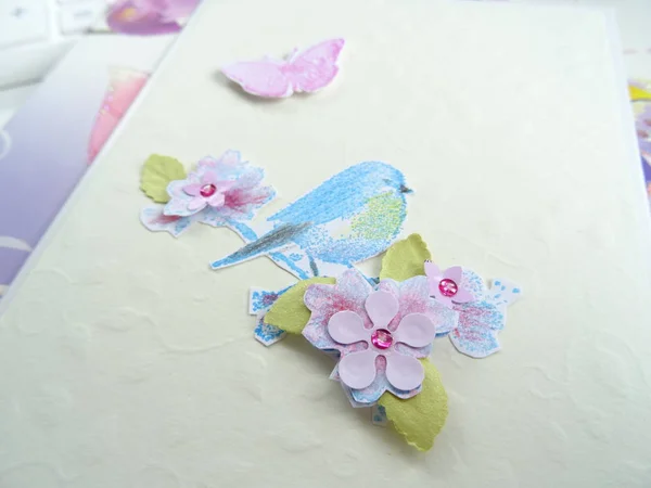 蓝色鸟和春天粉红花纸的浪漫装饰 — 图库照片