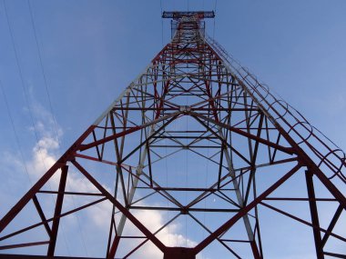 Gökyüzü arka plan üzerinde elektrik direği
