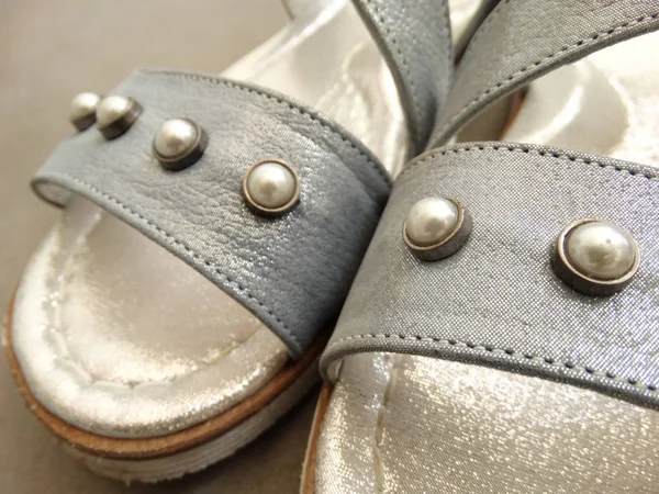 Kız Gümüş Ncili Sandalet — Stok fotoğraf