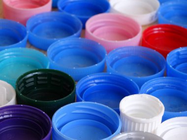 Renkli plastik şişe kapakları