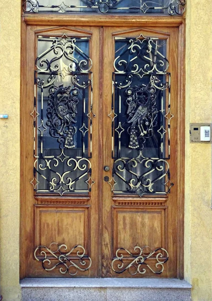 Vintage Wooden Door Steel Ornaments — Stock Photo, Image