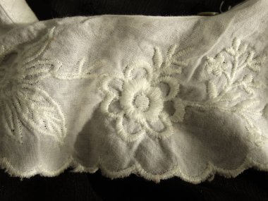 Beyaz dantel yaka ile siyah elbise