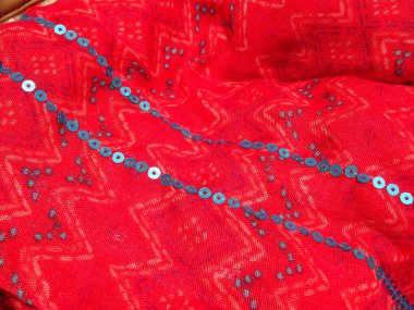 Mavi pullu kırmızı kumaş