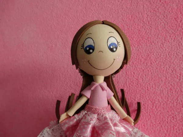 Pembe el yapımı kız bebek
