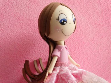 Pembe el yapımı kız bebek