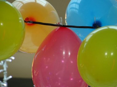Çok renkli balon parti dekorasyon