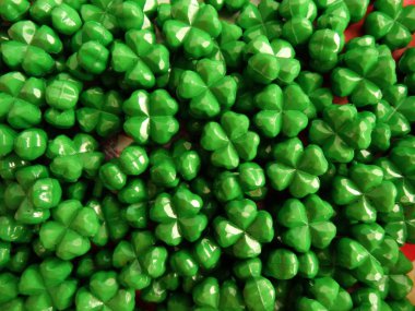 Küçük yeşil yonca boncuk