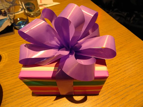 Colorful Gift Box Purple Bow — Stock Photo, Image