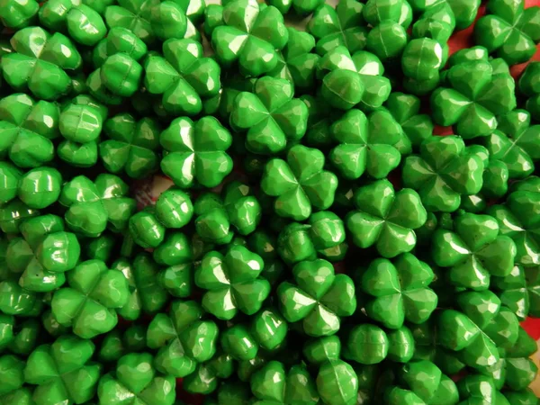 Küçük yeşil yonca boncuk