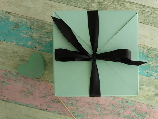 黑色弓绿色礼品盒 — 图库照片