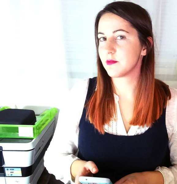 Bir ofiste bir kadın portresi