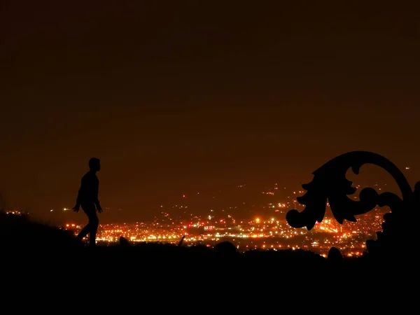 Boy Silhouette Sullo Sfondo Paesaggio Urbano Notturno — Foto Stock