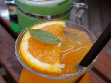 Turuncu bir dilim taze portakal suyu