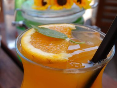 Turuncu bir dilim taze portakal suyu