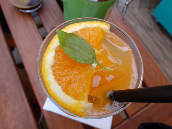 Zumo Naranja Fresco Con Una Rebanada Naranja — Foto de Stock