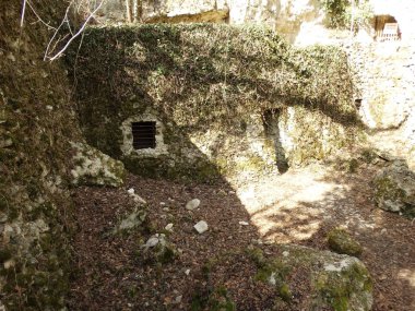 Bir eski taş orman evi bir ızgara ile pencere