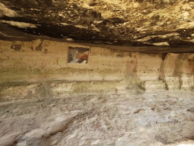 Aladzha Manastırı, Bulgaristan'da mağara