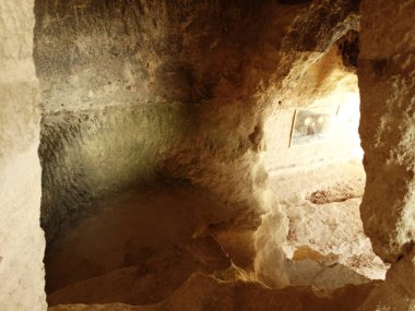 Aladzha Manastırı, Bulgaristan'da mağara