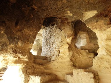 Aladzha Manastırı, Bulgaristan'da mağara
