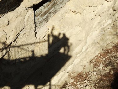 Bir kaya üzerinde çift gölgeler