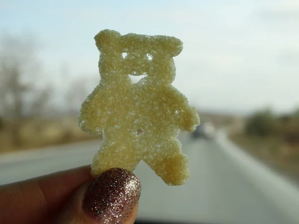 Comer Batatas Fritas Tebby Bear Enquanto Viaja Carro — Fotografia de Stock